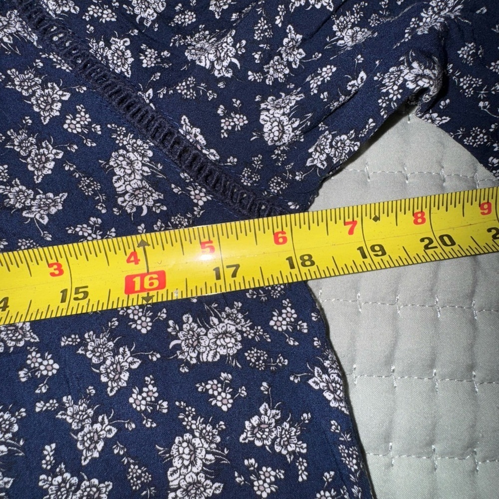 Cozy casual Floral Navy Women's Top with open detail. Size M. VGUC - Picture 6 of 10